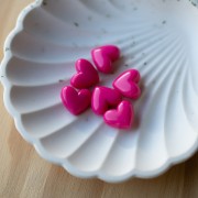 Perles coeur 13x15 mm en résine opaque - trou horizontal - Rose fuchsia x6