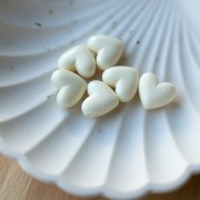 Perles coeur 13x15 mm en résine opaque - trou horizontal - Ecru x6