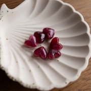 Perles coeur 13x15 mm en résine translucide - trou horizontal - Grenat marbré x6