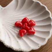 Perles coeur 13x15 mm en résine opaque - trou horizontal - Grenadine marbré x6