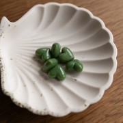 Perles coeur 13x15 mm en résine opaque - trou horizontal - Kaki marbré x6