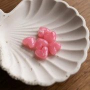 Perles coeur 13x15 mm résine translucide - trou horizontal - Rose foncé marbré x6