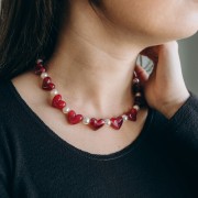 Perles coeur 13x15 mm en résine opaque - trou horizontal - Rouge carmin x6