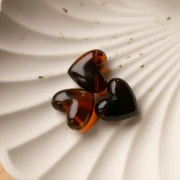 Perle coeur 15.5x18 mm en résine transparente - trou horizontal - Ambre marbré x1