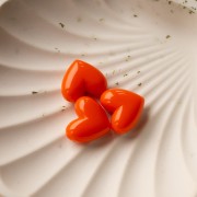 Perle coeur 15.5x18 mm en résine opaque - trou horizontal - Orange x1