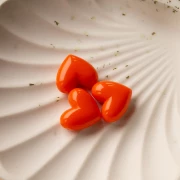 Perle coeur 15.5x18 mm en résine opaque - trou horizontal - Orange x1