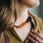 Perle coeur 15.5x18 mm en résine opaque - trou horizontal - Orange x1