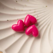 Perle coeur 15.5x18 mm en résine opaque - trou horizontal - Rose fuchsia x1