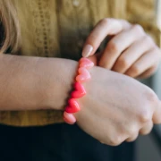 Perle coeur 15.5x18 mm en résine opaque - trou horizontal - Rose fuchsia x1