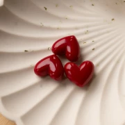 Perle coeur 15.5x18 mm en résine opaque - trou horizontal - Rouge carmin x1