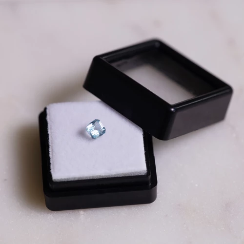 Aigue Marine rectangle 6.4x5.7 mm - 1.05 cts