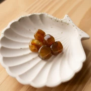 Perle cube irrégulier 15x13 mm en résine transparente - Marbré Caramel x1