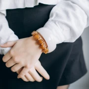 Perle cube irrégulier 15x13 mm en résine transparente - Marbré Caramel x1