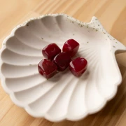 Perle cube irrégulier 15x13 mm en résine translucide - Marbré Bordeaux x1