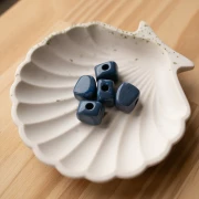 Perle cube irrégulier 15x13 mm en résine opaque - Marbré Bleu jean x1