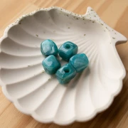Perle cube irrégulier 15x13 mm en résine opaque - Marbré Bleu x1