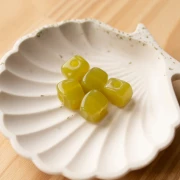 Perle cube irrégulier 15x13 mm en résine transparente - Tilleul x1