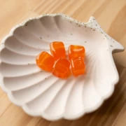 Perle cube irrégulier 15x13 mm en résine transparente - Orange x1