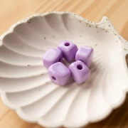 Perle cube irrégulier 15x13 mm en résine opaque - Lilas x1