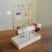 Porte bijoux - présentoir à bijoux 27.5x21 cm en métal doré et suédine Beige x1