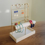 Porte bijoux - présentoir à bijoux 27.5x21 cm en métal doré et suédine Beige x1