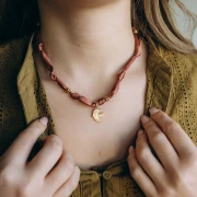 Collier tissu noué avec perles en acier inoxydable 304 Doré - Bleu marine x47cm