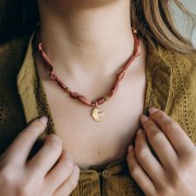 Collier tissu noué avec perles en acier inoxydable 304 Doré - Prune x47cm