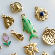 Pendentif poisson 28x11 mm avec résine époxy - Acier inox 304 Doré - Vert x1