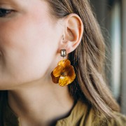 Pendentifs fleur en relief 40 mm en Acrylique & Acier inox Doré - Bleu marbré x2