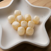 Perles cubes irréguliers 16x17 mm - Acrylique translucide - Marbré écru x10