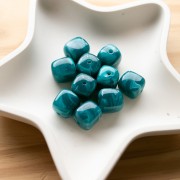 Perles cubes irréguliers 16x17 mm - Acrylique opaque - Marbré vert canard x10