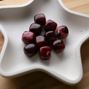 Perles cubes irréguliers 16x17 mm - Acrylique opaque - Marbré bordeaux x10