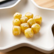 Perles cubes irréguliers 16x17 mm - Acrylique translucide - Marbré moutarde x10