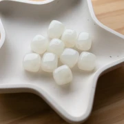 Perles cubes irréguliers 16x17 mm - Acrylique translucide - Marbré blanc x10