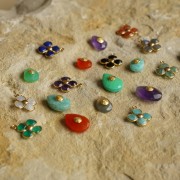 Pendentif fleur 16 mm pierre gemme teintée - Doré à l'or fin - imitation Turquoise