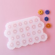 Moule en silicone Géa Creations pour réaliser des pendentifs fleur 15 mm à 17 mm