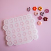 Moule en silicone Géa Creations pour réaliser des pendentifs fleurs 15 mm x1