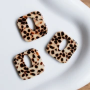 Pendentif carré évidé 21 mm en acétate - Tacheté Marron - Crème x1