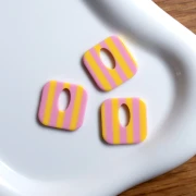 Pendentif carré évidé 21 mm en acétate - Rayés Rose clair - Jaune x1