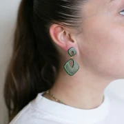 Clous d'oreilles losange évidé 16x14 mm acétate - Terrazzo Marron - Noir x2