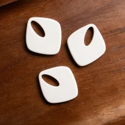 Pendentif losange évidé 28x25 mm en acétate opaque - Ivoire x1