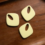 Pendentif losange évidé 28x25 mm en acétate opaque - Vanille x1