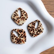 Pendentif losange évidé 28x25 mm en acétate - Tacheté Marron - Crème x1