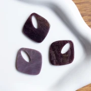 Pendentif losange évidé 28x25 mm en acrylique - Marbré Violet pailleté x1