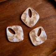 Pendentif losange évidé 28x25 mm en acétate - Marbré Pêche clair nacré pailleté x1