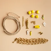 Mes bijoux DIY - Kit collier charms en acier inoxydable & cordon - Version Jaune