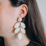 Clous d'oreilles rond 14.5 mm en raphia - Ecru - Doré x2