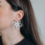 Boucles d'oreilles fleur en fil - volume 3D - 50x45 mm en raphia - Ecru x2