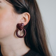 Boucles d'oreilles coeur et cercle 49x35 mm en résine - Bordeaux x2