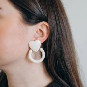 Boucles d'oreilles coeur et cercle 49x35 mm en résine - Ecru x2
